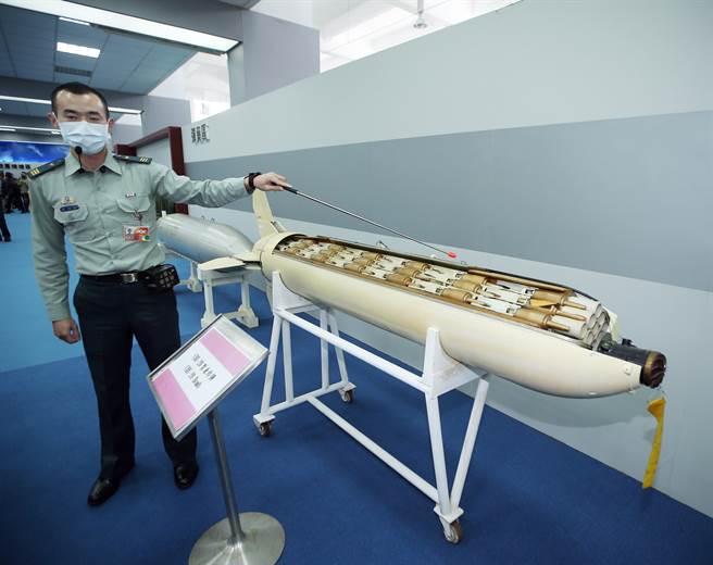 军备局生产CUB聚束炸弹（俗称子母弹），此弹为我国退出联合国后与美国最后一次生产合作案，当战机投掷此弹在「敌人集结区」或「敌军飞机跑道」上，轰炸面积约两个标准足球场大。 (陈怡诚摄)
