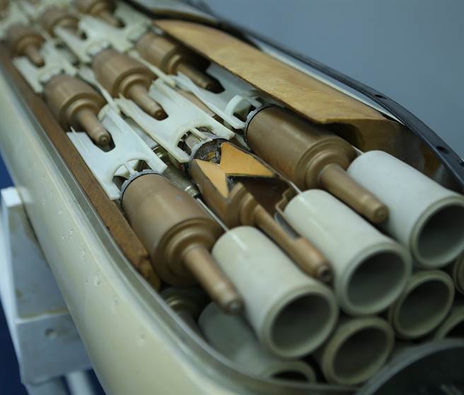 军备局生产CUB聚束炸弹（俗称子母弹），此弹为我国退出联合国后与美国最后一次生产合作案，此母弹装填子弹採锥孔装药原理，当战机投掷此弹在「敌人集结区」或「敌军飞机跑道」上，轰炸面积约两个标准足球场大，对于人员及飞机目标极为有效。 (陈怡诚摄)