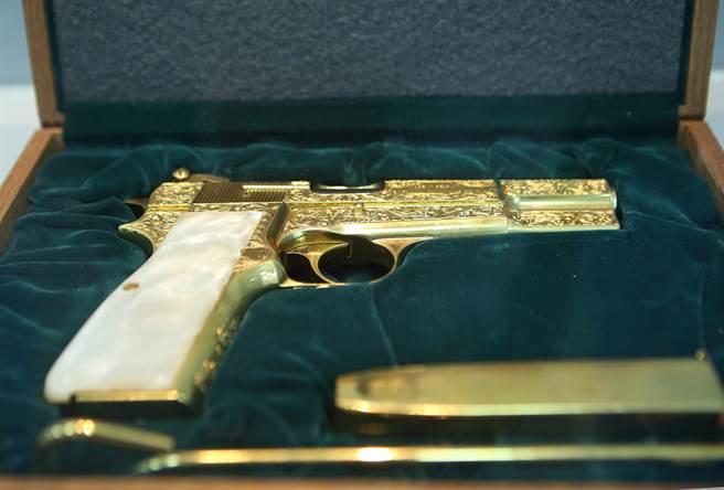 军备局202厂兵器馆典藏李文乾将军黄金手枪，其枪身刻花十分细致。 (陈怡诚摄)