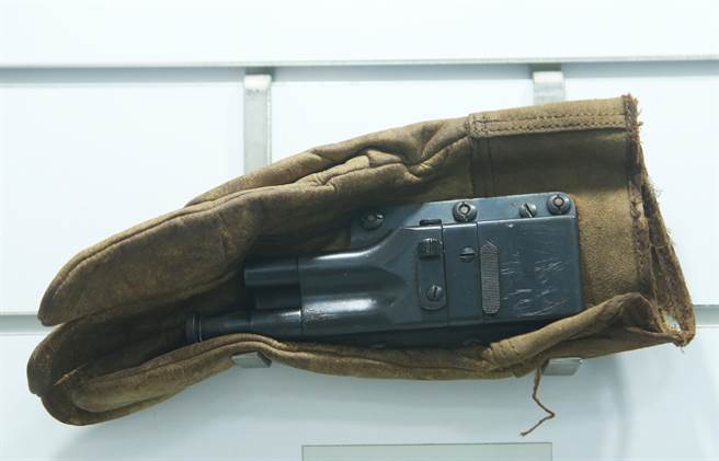 军备局202厂兵器馆典藏美造手暗杀手枪，枪手在大衣掩护下执行任务。 (陈怡诚摄)