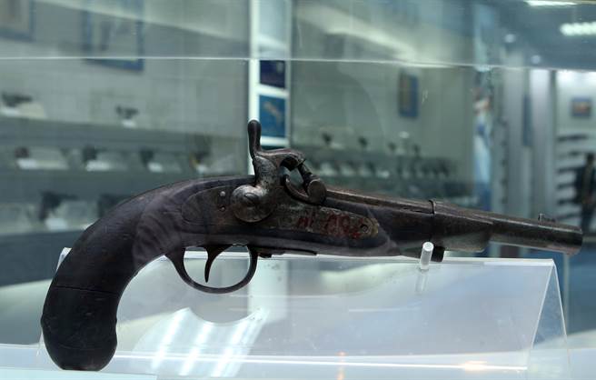 备局202厂兵器馆典藏三百余件各式兵器，美造1817年前膛13.0公厘手枪为该馆典藏最古老手枪。 (陈怡诚摄)