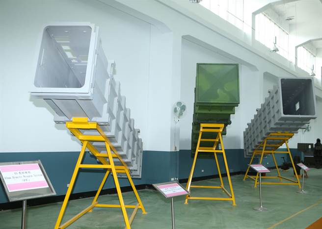 军备局202厂兵器馆展示该厂生产的雄风二型（左起）、天弓陆基型及雄风三型飞弹发射箱。 (陈怡诚摄)