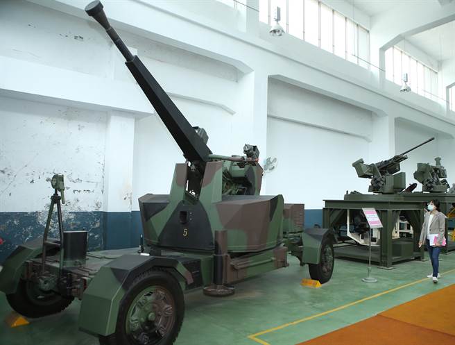 国防部港军备局202厂内的兵器馆，取代国军大量老旧的M1 40公厘高射炮的国造Ｔ-92 40公厘防空快炮，炮身右侧有OFCS（Optronic Fire-control System）第三代红外线影像仪，侦测距离为10km，有效追踪范围7km，以进行瞄准与射击，另外炮手也能用传统的瞄准具进行目视射击。 (陈怡诚摄)