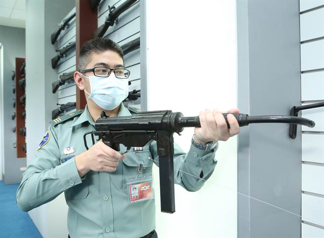 子弹会转弯，国军在民国39年依仿照美国福尔马式衝锋枪的36式国造衝锋枪，研发两支曲管衝锋枪，使弹丸在枪管内转弯，90度向侧方射出，可供巷战使用。 (陈怡诚摄)