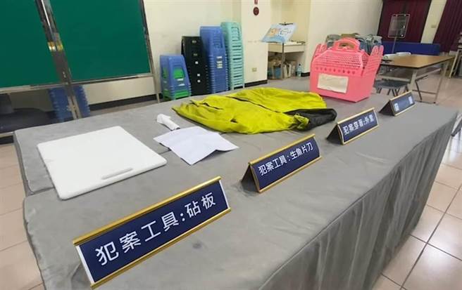 鹿港警分局逮捕44岁虐猫吴姓男子，搜出做案生鱼片刀、砧板、手套和做案衣服等，住处还发现一具猫尸，救出4只小猫。（警方提供）