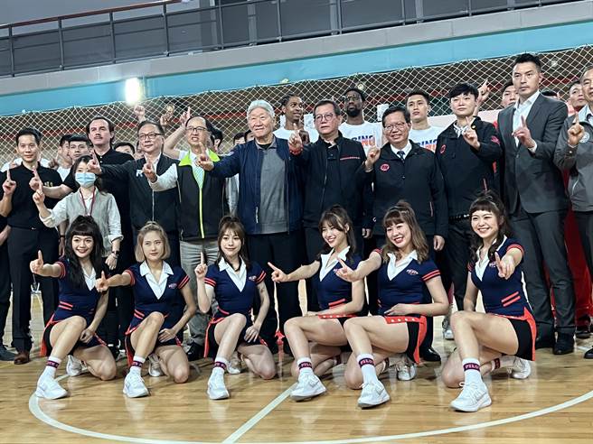 桃园领航猿及桃园璞园建筑篮球队今进行交流赛，备战新赛季，桃园市长郑文灿到场观战，送上冠军祝福，期许两队都能荣获总冠军。（蔡依珍摄）