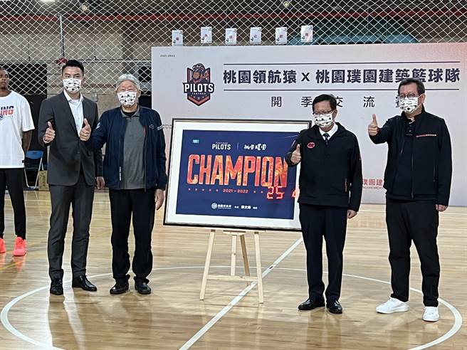 桃园市长郑文灿到场观战，送上「CHAMPION」期许两队都能荣获总冠军。(蔡依珍摄)