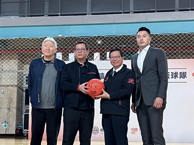 球队也回赠签名球给桃园市长郑文灿。(蔡依珍摄)