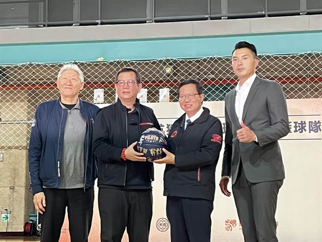球队也回赠签名球给桃园市长郑文灿。(蔡依珍摄)