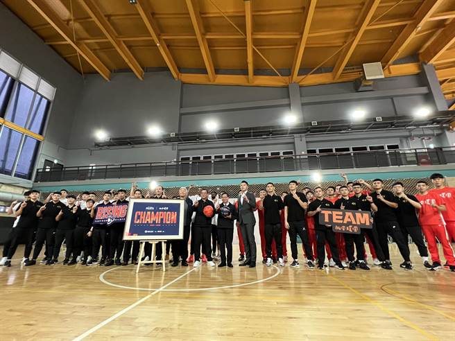 桃园领航猿及桃园璞园建筑篮球队今进行交流赛，备战新赛季，桃园市长郑文灿到场观战，送上冠军祝福，期许两队都能荣获总冠军。（蔡依珍摄）