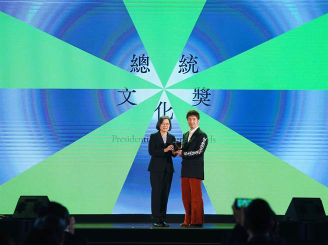 今年總統文化獎青年創意獎得主陳柏均，曾是會和人打架的街頭小子，在街舞路上重拾人生，並持續推廣街舞，他帶頭研發的舞蹈教學程式《Swipe》，也在29日晚間公布的Google Play 2021年度最佳榜單中，獲選為年度最佳應用程式。左為蔡英文總統。（文化總會提供）