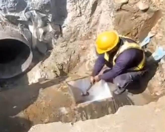 台灣自來水公司曾姓工人30日上午在台中市潭子區實施下水道管線替換工程，卻被吸入管線中，經送醫仍不治。（圖／記者爆料網）