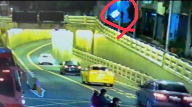 唐男在地下道上方对女街友浇淋热水导致2度烫伤遭函送侦办。(警方提供／吕筱蝉桃园传真)