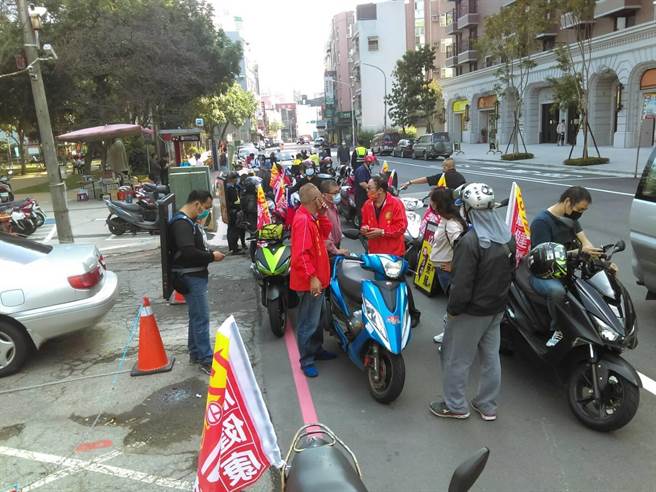 1218反莱猪护藻礁机车队游行将到大潭藻礁净滩、认识藻礁。(吕筱蝉摄)