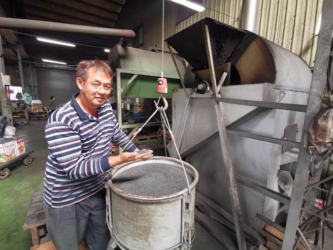 王茂林家族于台南安定区经营胡麻油榨油工厂，放入机器烘炒前先检查有无杂质。（刘秀芬摄）