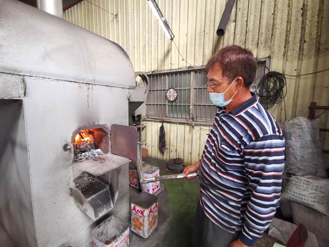 王茂林家「麻油间」至今烘炒胡麻、蒸胡麻仍用烧柴、烧稻壳加热。（刘秀芬摄）