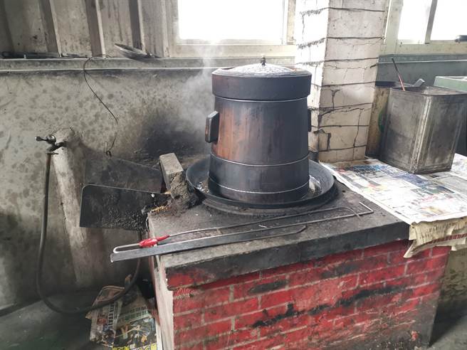 王茂林家「麻油间」以木桶蒸胡麻，烧柴、稻壳加热。（刘秀芬摄）