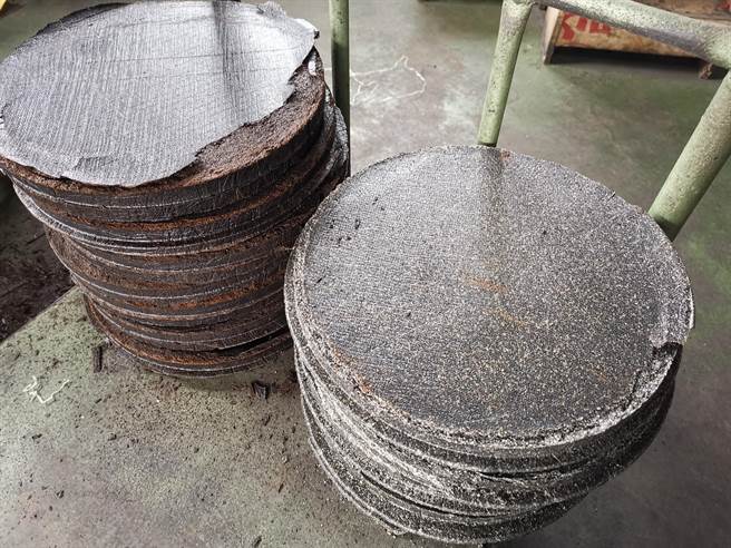 榨完油的胡麻饼可以当燃料、肥料。（刘秀芬摄）