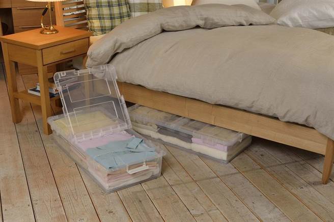 台隆手创馆滚轮式床底收纳盒，滑轮式设计，拖拉移动超轻松，扁形大容量可放置换季衣物或其他不常使用的物品，隐形收纳放大卧室空间。（台隆手创馆提供）
