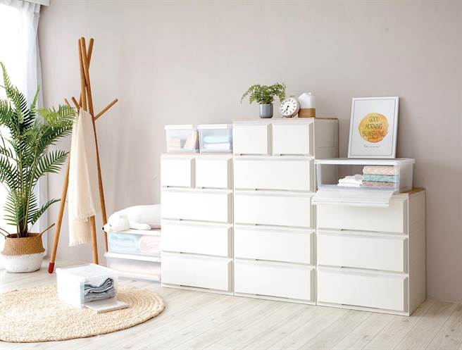 IRIS木纹抽屉收纳柜系列，纯白塑胶柜体，上版可承受10公斤、抽屉4公斤，2990元起。（HOLA提供）