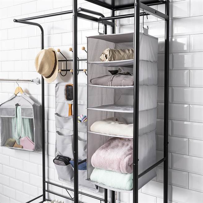 生活工场日常衣柜收纳，善用挂袋分类衣物，可使衣柜看起来更加整洁。（生活工场提供）