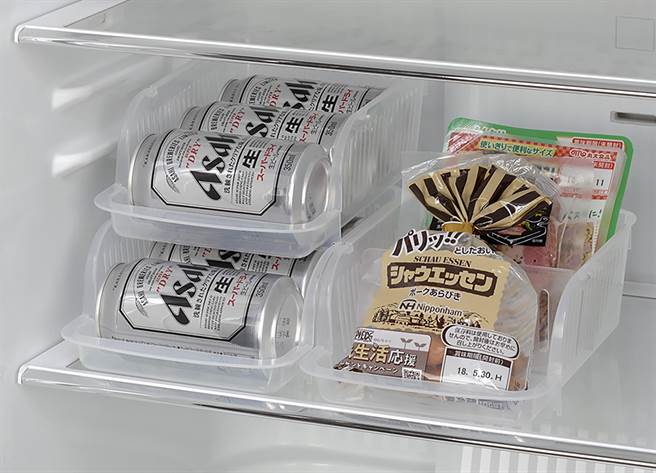 台隆手创馆饮料罐食品收纳篮，将调味料、饮料罐等瓶瓶罐罐集中收纳在开放式的收纳盒中，方便找寻酱料，前低后高的设计，罐装饮料往前滚动好拿取，并有专用隔板收纳更便利，80元。（台隆手创馆提供）