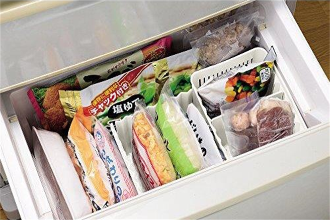 台隆手创馆日本制冰箱收纳盒（附隔板），收纳盒採用波纹设计通风不受阻，若要放置多种食材，可与系列商品收纳隔板搭配使用，防止外层包装袋沾黏，170元。（台隆手创馆提供）