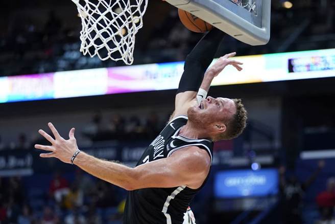 篮网大前锋布雷克葛瑞芬投篮被盖火锅。（美联社资料照）