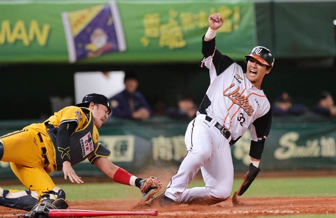 统一狮队苏智杰试图跑回追平分，遭触杀在本垒前。（统一狮提供）