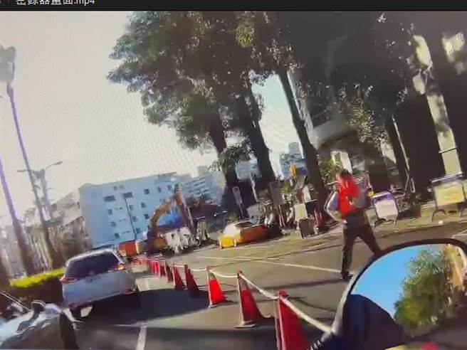 台中市北區忠明路與忠明二街口一處道路開挖工地11月29日下午欵發生街頭鬥毆事件。（民眾提供／馮惠宜台中傳真）