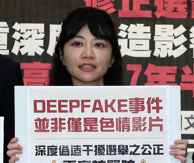 民进党立委高嘉瑜惊传本月11日遭男友林秉枢家暴，期间遭到痛殴、锁喉、拖行导致右脸、头部、四肢多处挫伤，还限制其行动。事发后高嘉瑜22日在立院举行记者会，脱口罩合影时下嘴唇处有条瘀血。（赵双杰摄）