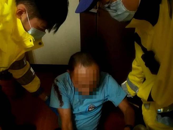 独居的林姓男子刚开完刀返家休养，半夜起床意外摔倒，伤口渗血，所幸警方到场救援。(翻摄照片／蔡依珍桃园传真)