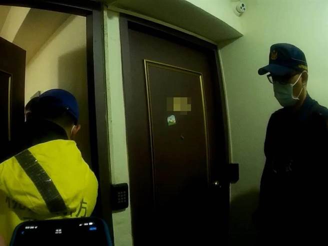 独居的林姓男子刚开完刀返家休养，半夜起床意外摔倒，伤口渗血，所幸警方到场救援。(翻摄照片／蔡依珍桃园传真)