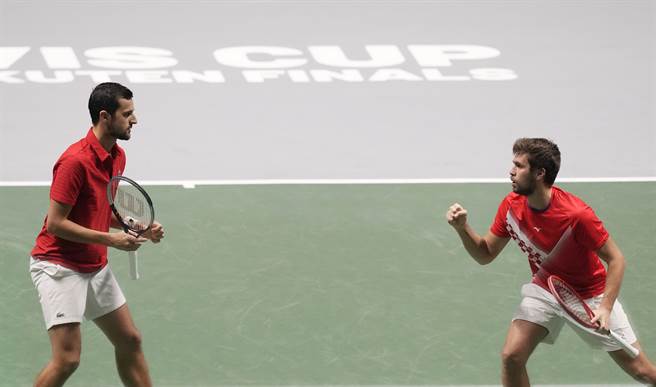 克羅埃西亞梅克提奇（右）、帕維奇幫助隊伍晉級到台維斯盃準決賽。（美聯社）