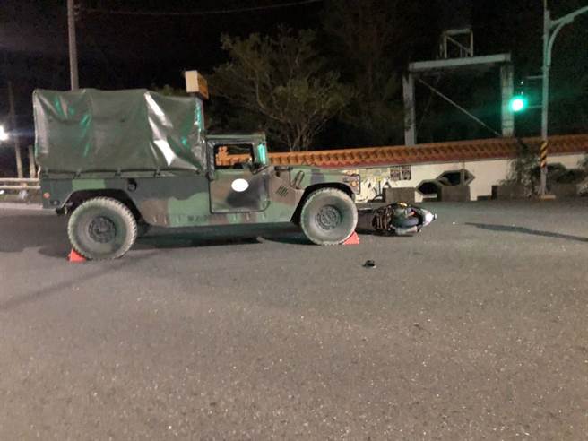軍車與機車擦撞，機車騎士骨折送醫，事故原因仍待釐清。(警方提供)