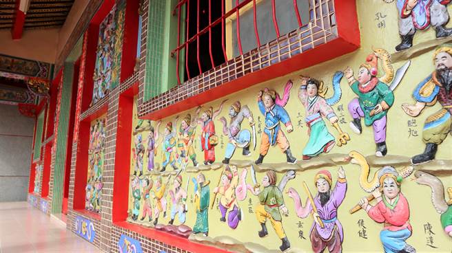 台南市鹽水區竹埔宋江館在廟門兩旁刻了108條好漢，每條好漢旁都刻了1隻蛇。（張毓翎攝）