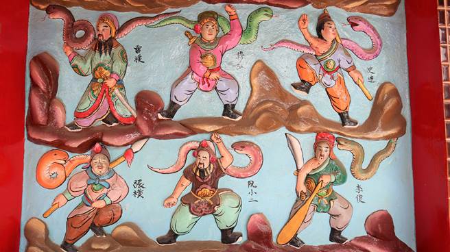 每條好漢身旁都有1隻蛇，也詳實標出各好漢的名字。（張毓翎攝）