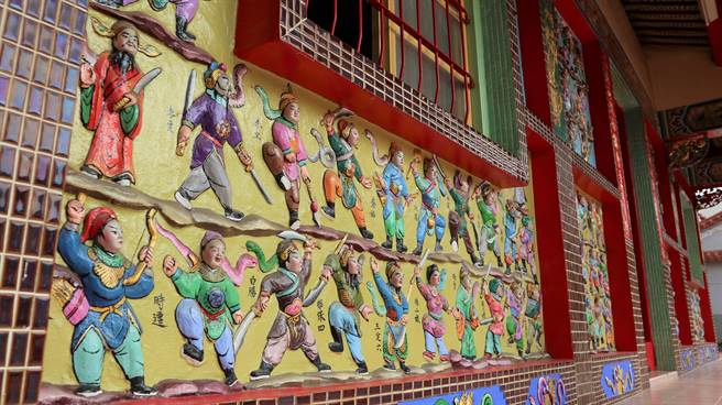 每條好漢身旁都有1隻蛇，也詳實標出各好漢的名字。（張毓翎攝）