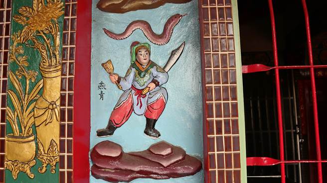 台南市鹽水區竹埔宋江館108條好漢的浮雕壁畫，3年前重新上漆，讓每個人物更加栩栩如生。（張毓翎攝）