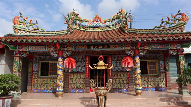 台南市鹽水區竹埔宋江館在廟門兩旁刻了108條好漢，每條好漢旁都刻了1隻蛇。（張毓翎攝）