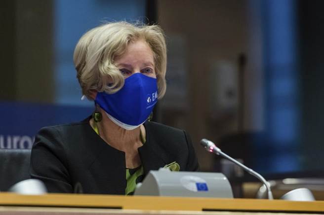 庫克表示，如有需要，EMA可在3、4個月內核准經過調整以對抗Omicron的疫苗上市。（圖／美聯社）