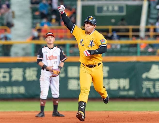 中信兄弟陈子豪（右）敲出致胜3分炮。（盖艾传媒提供）