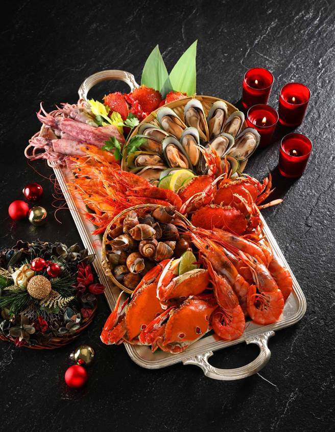 50楼Café除了冰槽海鲜吧有各式虾蟹螺贝，也有热腾腾的海鲜蒸笼区。（50楼Café提供）