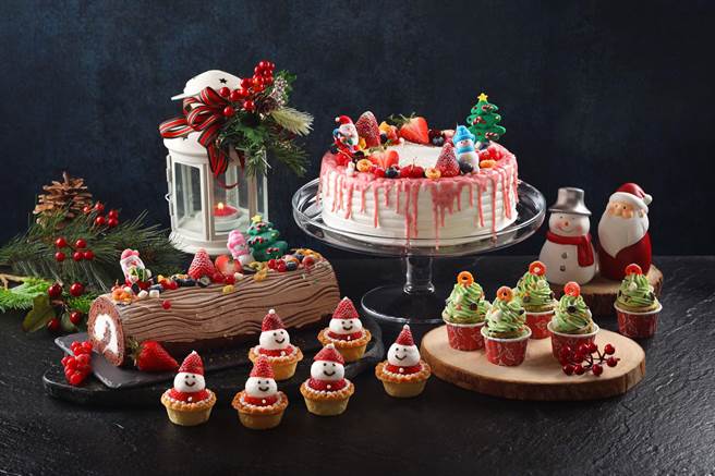 自助餐台上有琳琅满目的耶诞应景甜点，包含巧克力树干蛋糕、圣诞老人草莓塔、圣诞草莓蛋糕和抹茶耶诞树杯子蛋糕。（50楼Café提供）