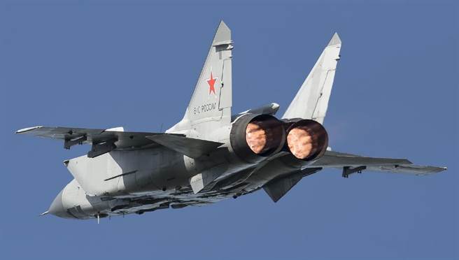 开启后燃器的MiG-31战机。(图/俄罗斯空军)
