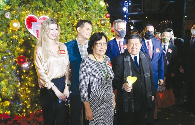 遠東集團29日晚間於遠企中心敦南廣場舉行集團耶誕樹點燈晚會，董事長徐旭東（前排右一）和兒子徐國安（後排左二）、媳婦徐佳莉（後排左一）等來賓一同參與點燈儀式。圖／王德為