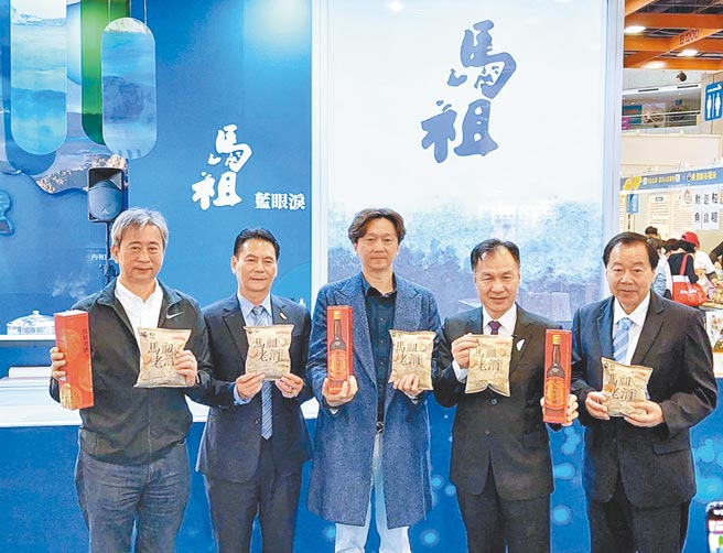 连江县长刘增应（右二）与参加贵宾们共同推广新开发伴手礼。图／连江县政府提供