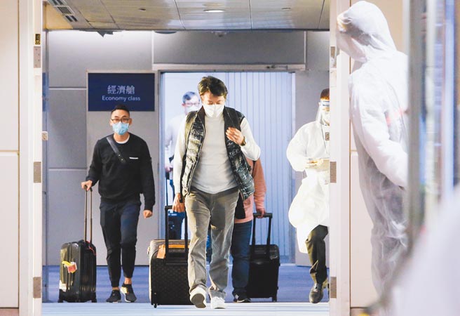 圖為桃園機場入境旅客。（陳麒全攝）