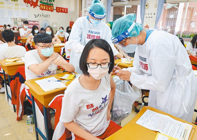 中央流行疫情指挥中心29日宣布，恢復青少年的第2剂BNT疫苗接种，预计施打时间为12月中旬以后。（本报资料照片）
