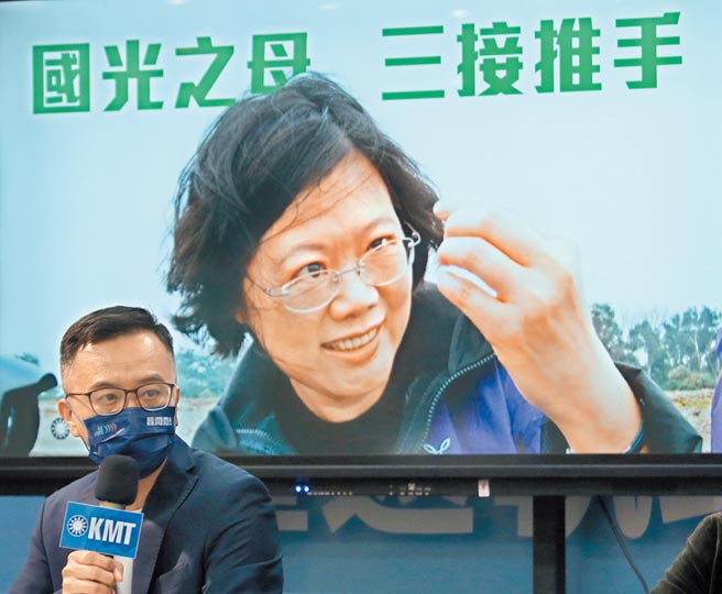 国民党文传会28日举行「看三接前世今生，揪毁藻礁元凶」记者会，文传会副主委黄子哲痛批，中油三接已经成为新三揭，揭露蔡英文总统是藻礁的生态杀手、态度昨是今非、更是硬拗鬼扯。（陈君玮摄）